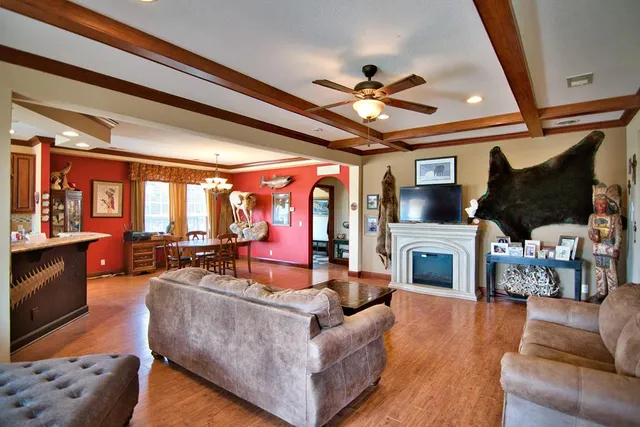 a view of a house with backyard and garden