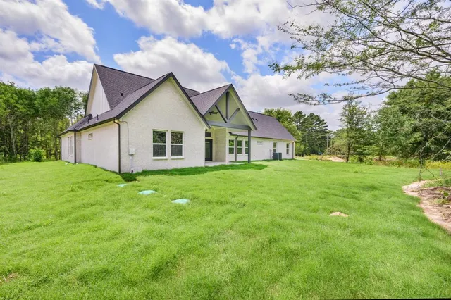 a view of a house with backyard