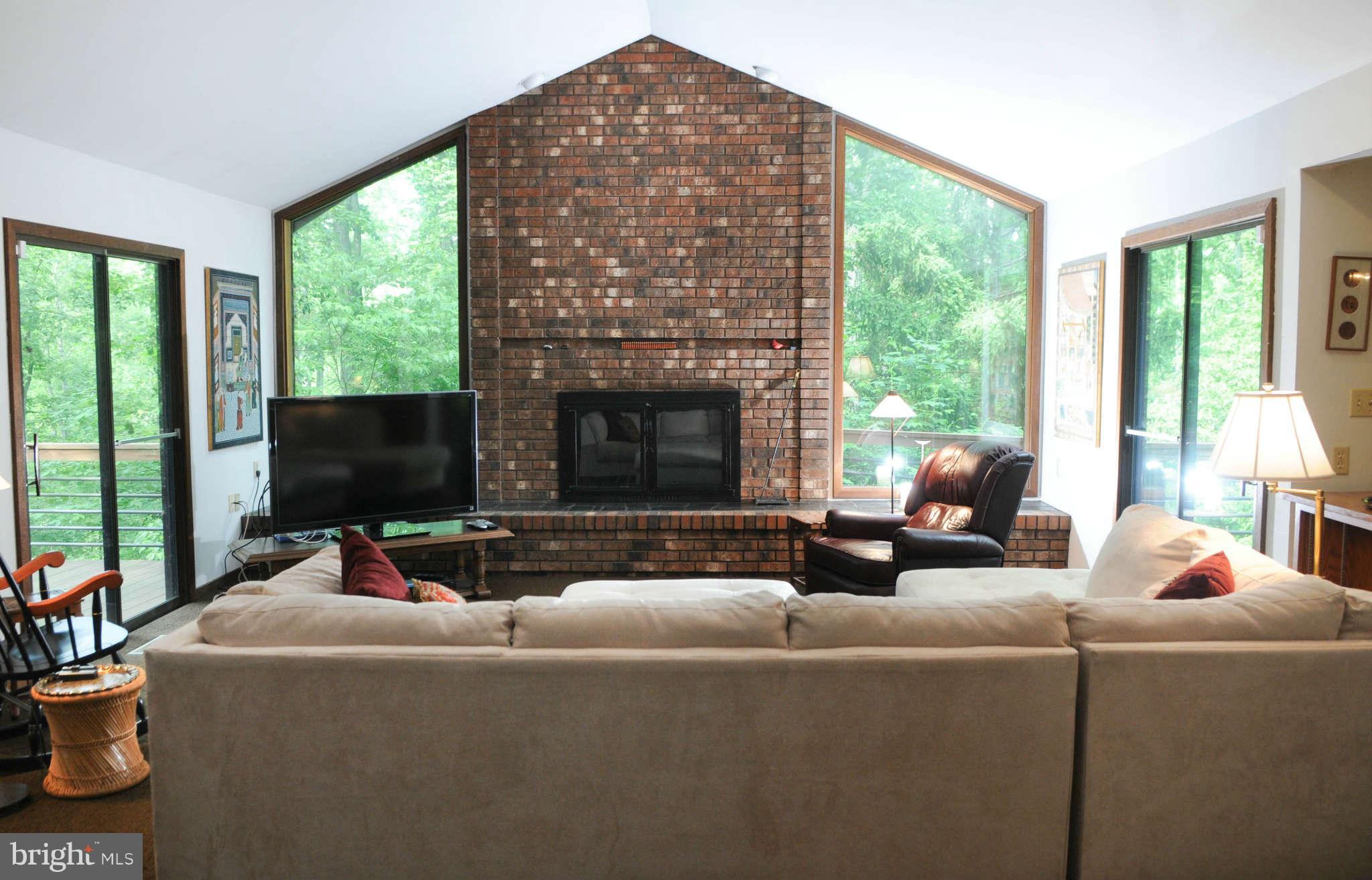 1049 Bellview Road, Unit 1 McLean, VA 22102 - Photo 2 of 24 Living Room