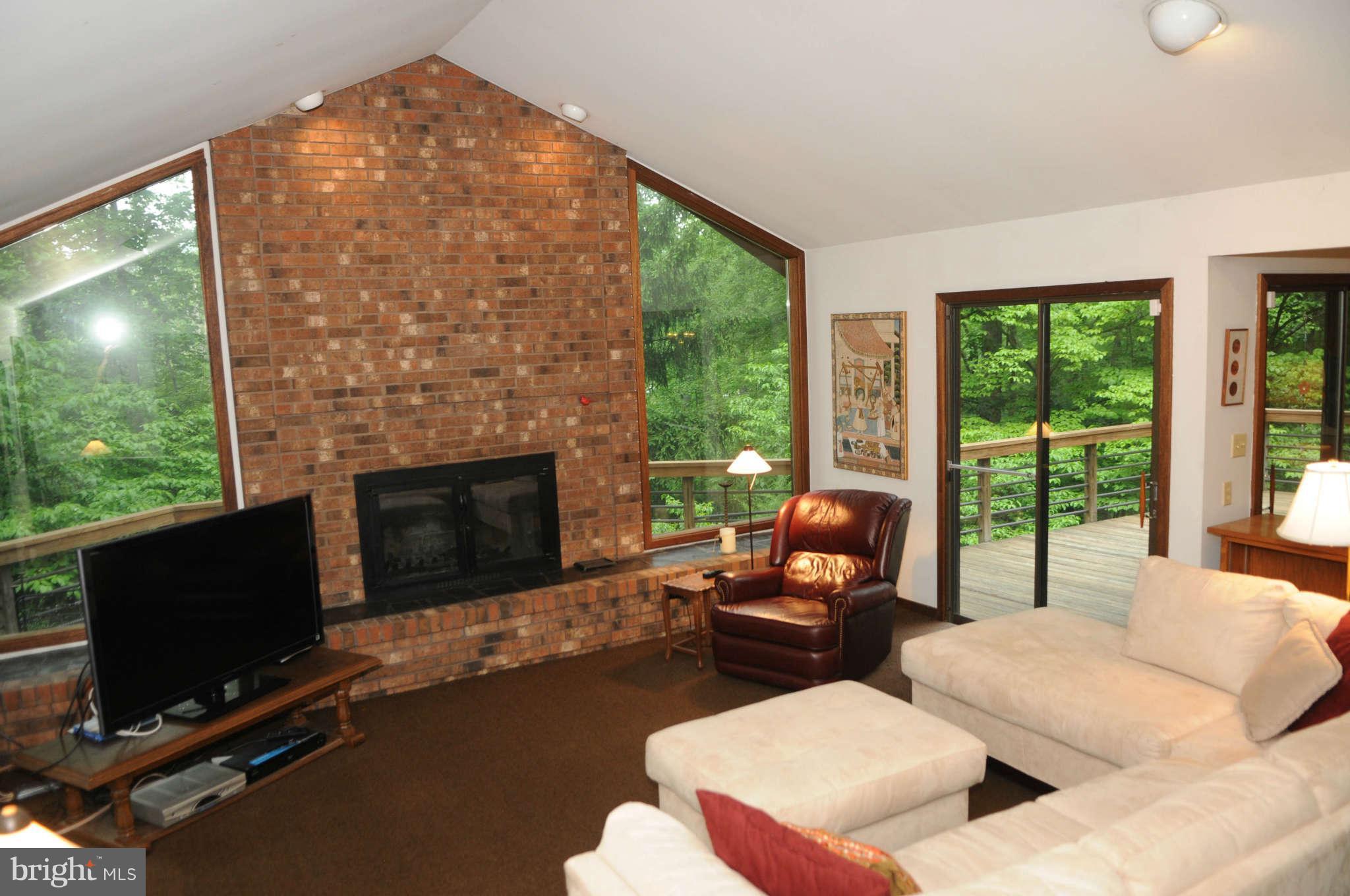 1049 Bellview Road, Unit 1 McLean, VA 22102 - Photo 11 of 24 Living Room