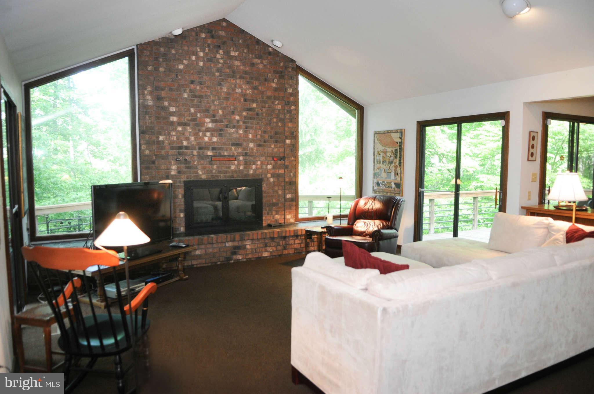 1049 Bellview Road, Unit 1 McLean, VA 22102 - Photo 3 of 24 Living Room