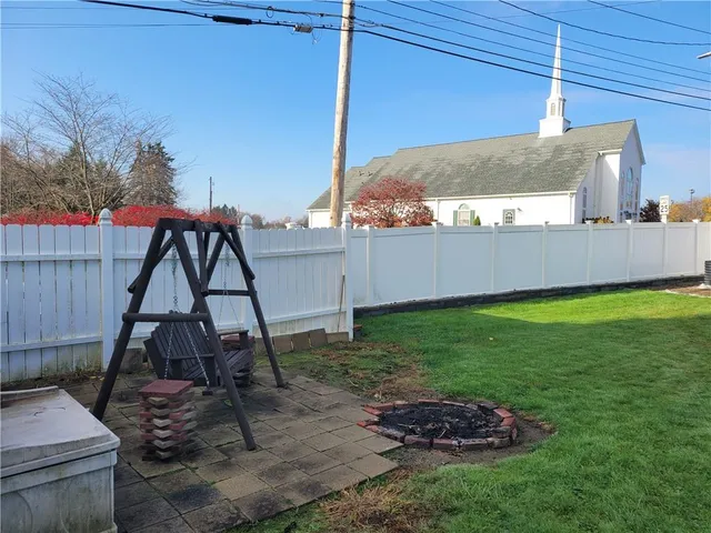 a view of a backyard