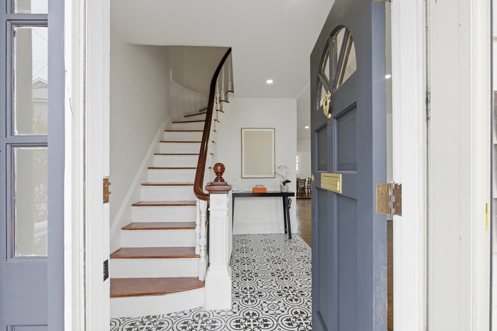 9 Robbins Street Waltham, MA 02453 - Photo 4 of 36