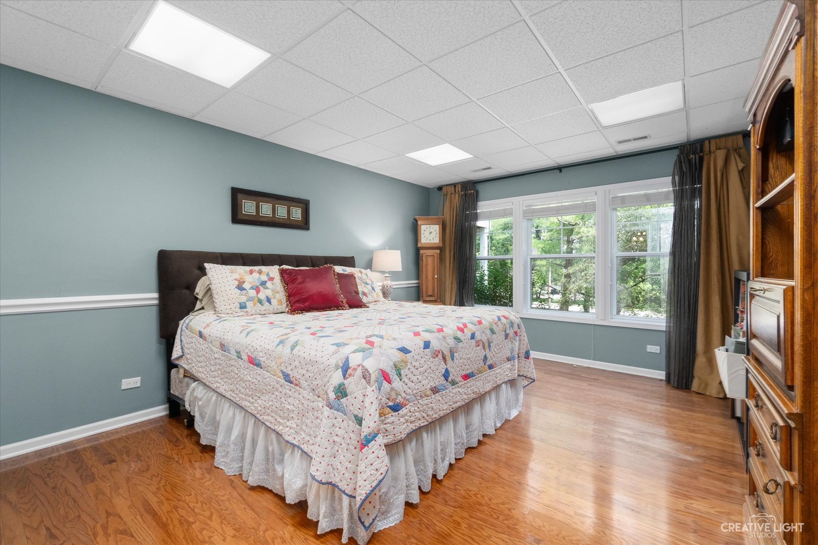 708 Viewpointe Drive St. Charles, IL 60174 - Photo 27 of 38 a bedroom with a large bed and a large window