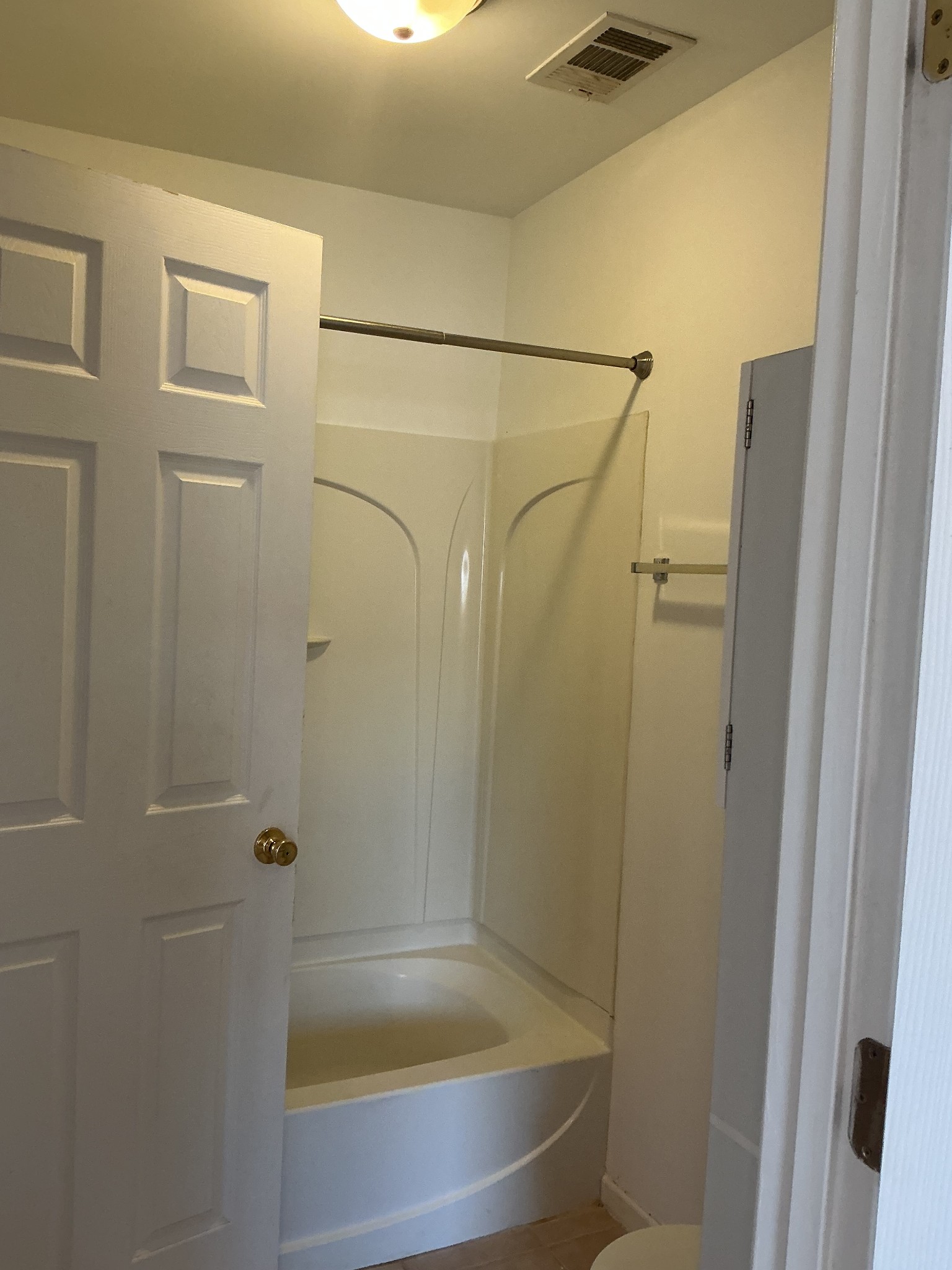 1101 Downs Boulevard, Unit J102 Franklin, TN 37064 - Photo 14 of 21 a bathroom with a bathtub