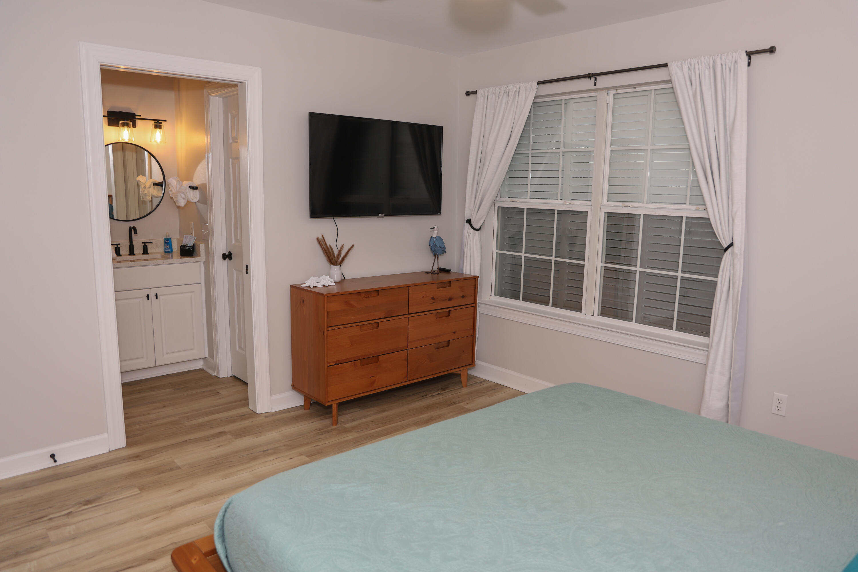 21924 Front Beach Road Panama City Beach, FL 32413 - Photo 98 of 120 a living room with furniture and a flat screen tv