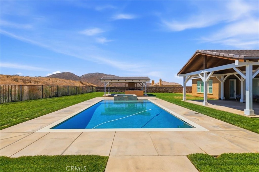 3086 Crystal Ridge Lane Colton, CA 92324 - Photo 65 of 75 Pool and deck