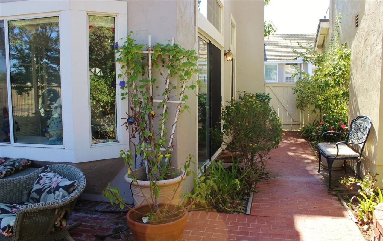 14572 Rutledge Square San Diego, CA 92128 - Photo 23 of 25 Side Yard