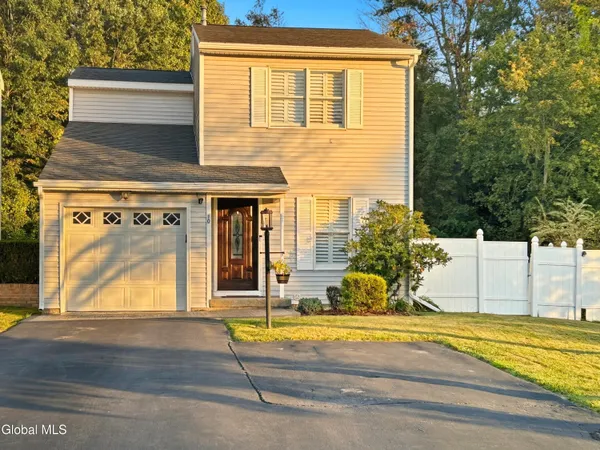 $370,000 | 10 Cooks Court, Halfmoon, NY 12188