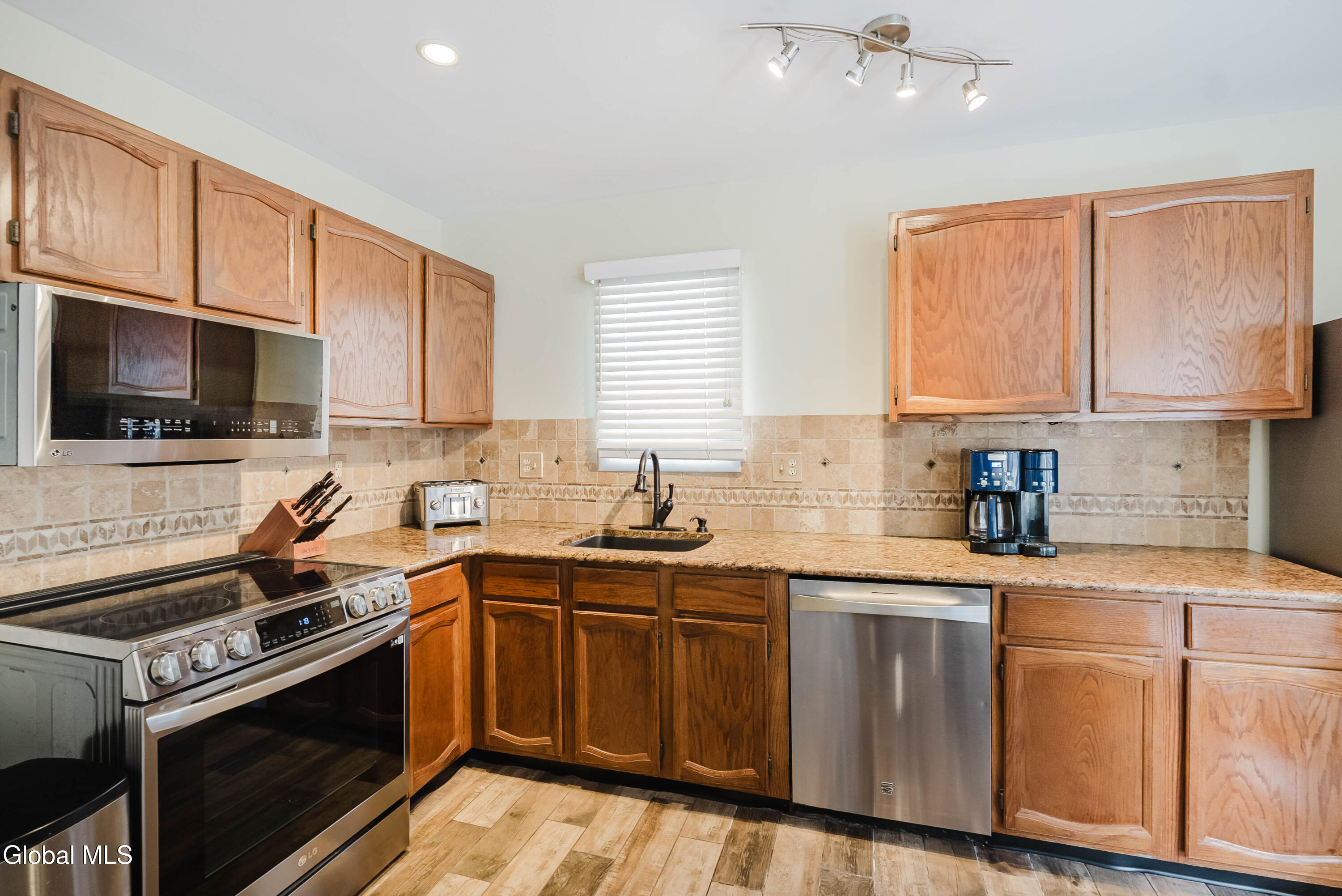10 Cooks Court Halfmoon, NY 12188 - Photo 8 of 43 16