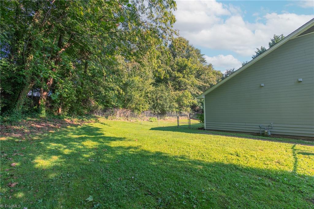 2300 Rivershore Court High Point, NC 27265 - Photo 28 of 32 Gallery Image 28