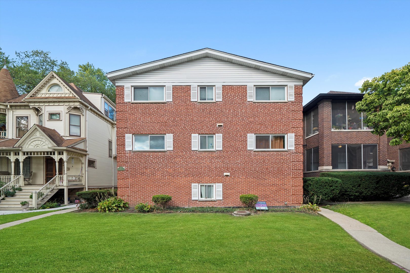327 Wisconsin Avenue, Unit 5B Oak Park, IL 60302 - Photo 1 of 18 a front view of a house with a yard