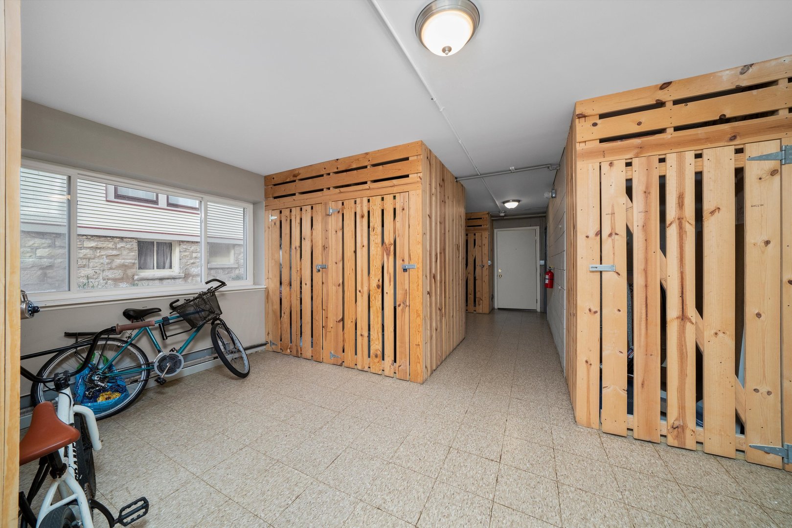 327 Wisconsin Avenue, Unit 5B Oak Park, IL 60302 - Photo 15 of 18 a view of a hallway with workspace