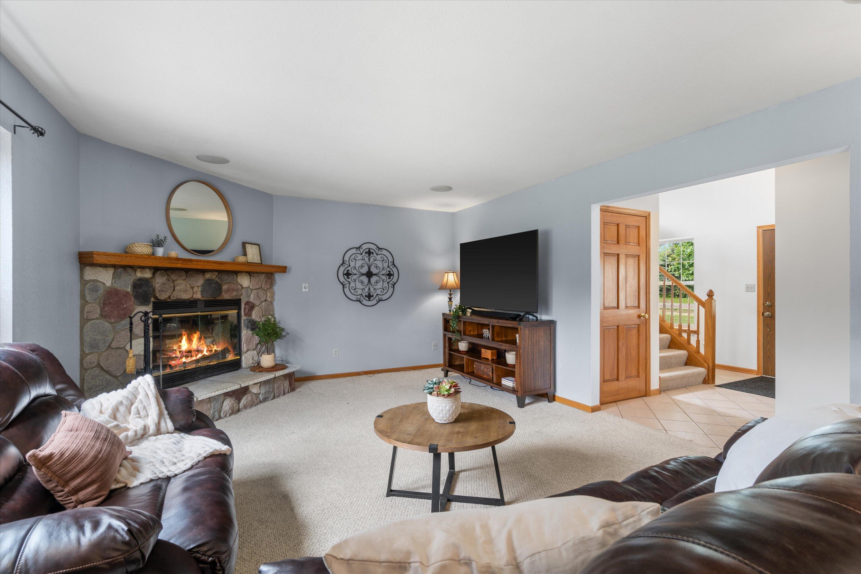 7720 Orchard Valley Road Farmington, WI 53090 - Photo 6 of 36 Living Room