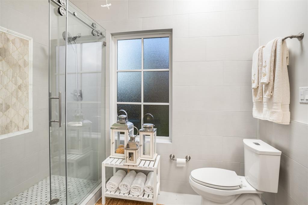 3922 Inwood Road Dallas, TX 75209 - Photo 33 of 35 a bathroom with a toilet a sink and shower
