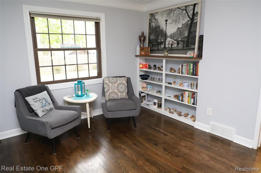 1864 Hawthorne Road Grosse Pointe Woods, MI 48236 - Photo 8 of 30
