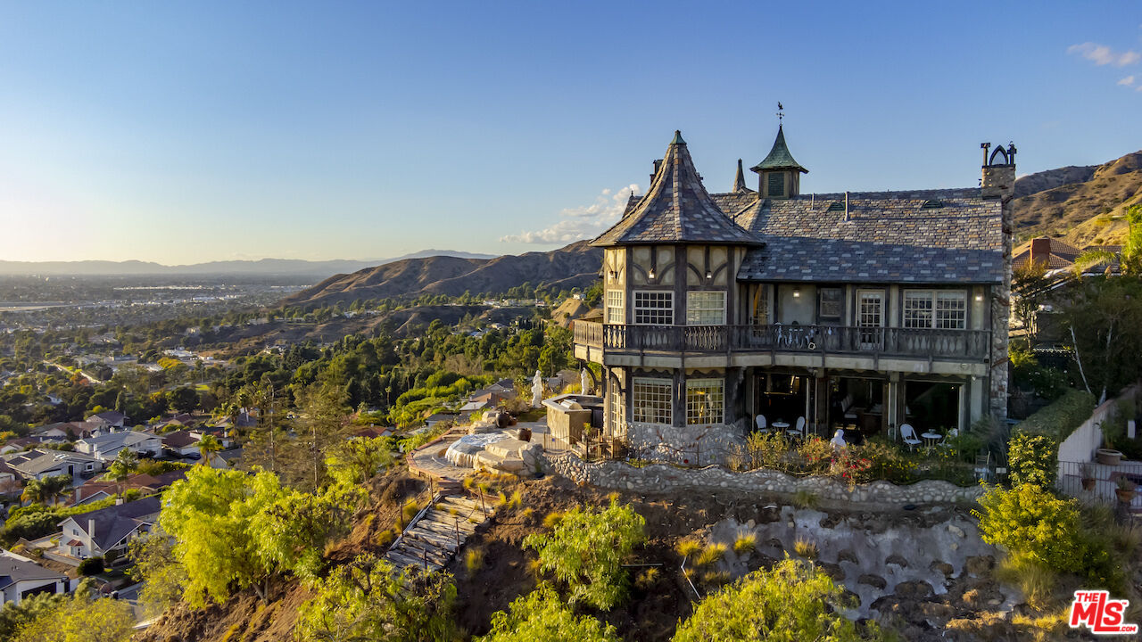 3316 Viewcrest Drive, Burbank, CA 91504 Compass