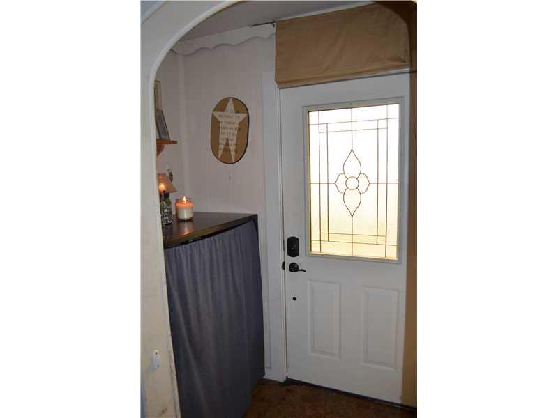 1437 Summit Street McKees Rocks, PA 15136 - Photo 4 of 17 Entry/Foyer.