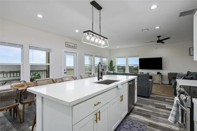 $789,000 | 924 Melody Lane, Crystal Beach, TX 77650