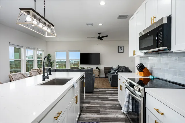 $789,000 | 924 Melody Lane, Crystal Beach, TX 77650