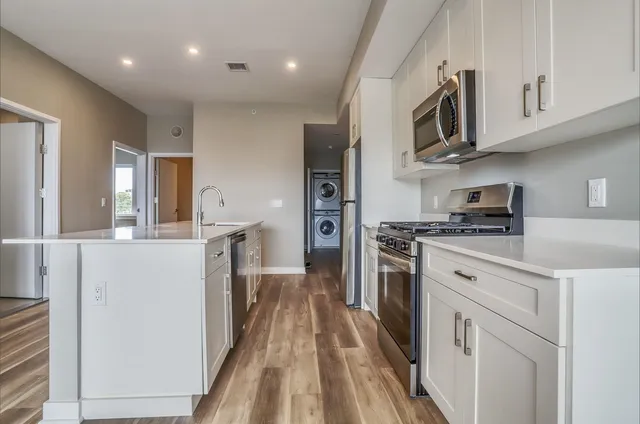 $2,881 | 475 Communipaw Avenue, Unit 302, Jersey City, NJ 07304