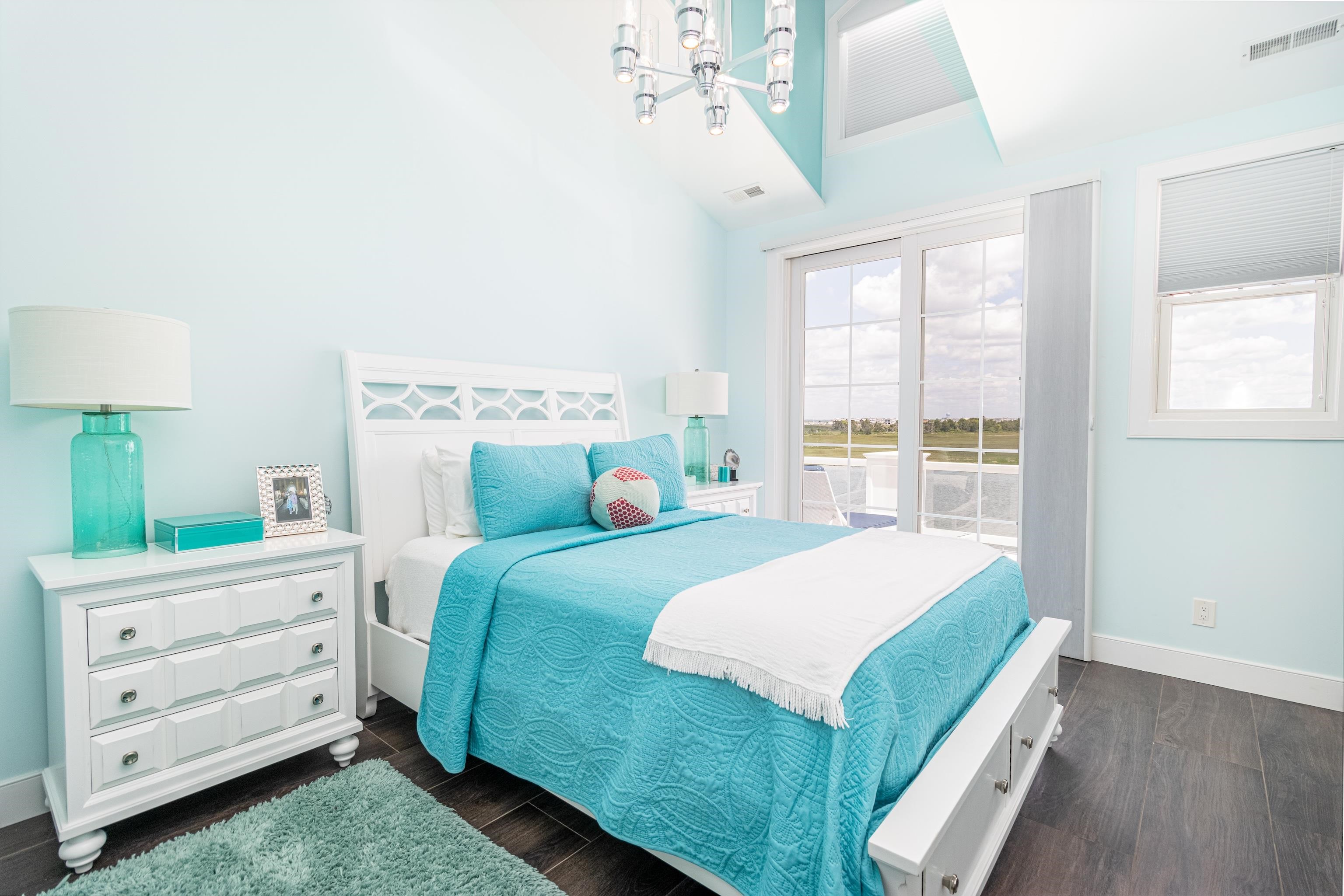 415 20th Avalon, NJ 08202 - Photo 33 of 50 a bedroom with a large bed and a window