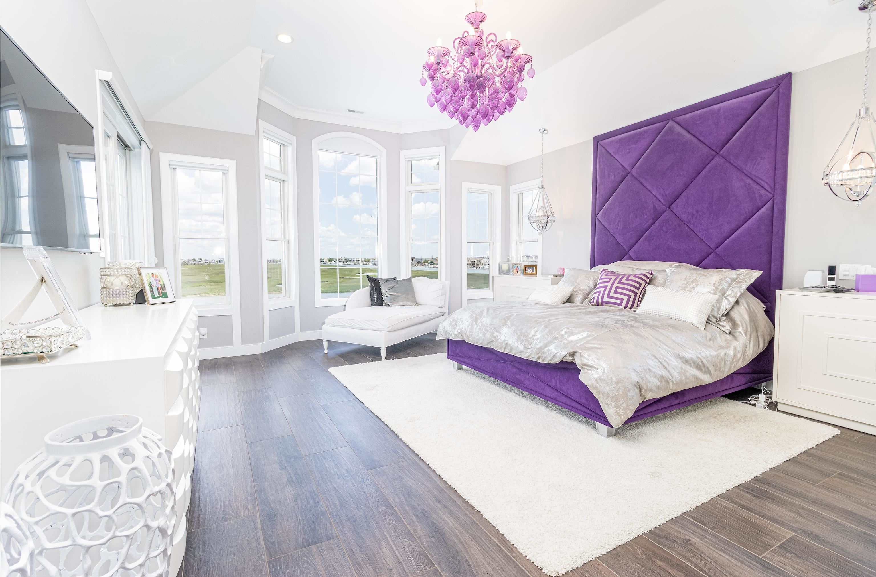 415 20th Avalon, NJ 08202 - Photo 35 of 50 a spacious bedroom with a bed and a couch