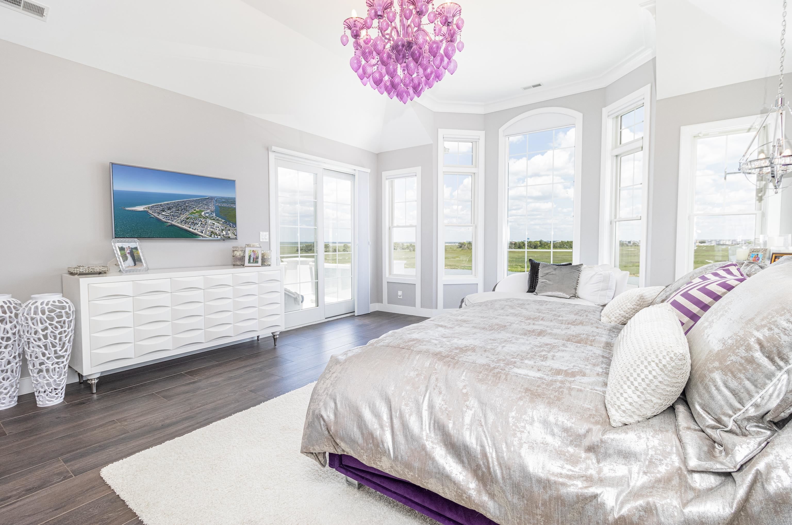 415 20th Avalon, NJ 08202 - Photo 36 of 50 a spacious bedroom with a large bed and a large window