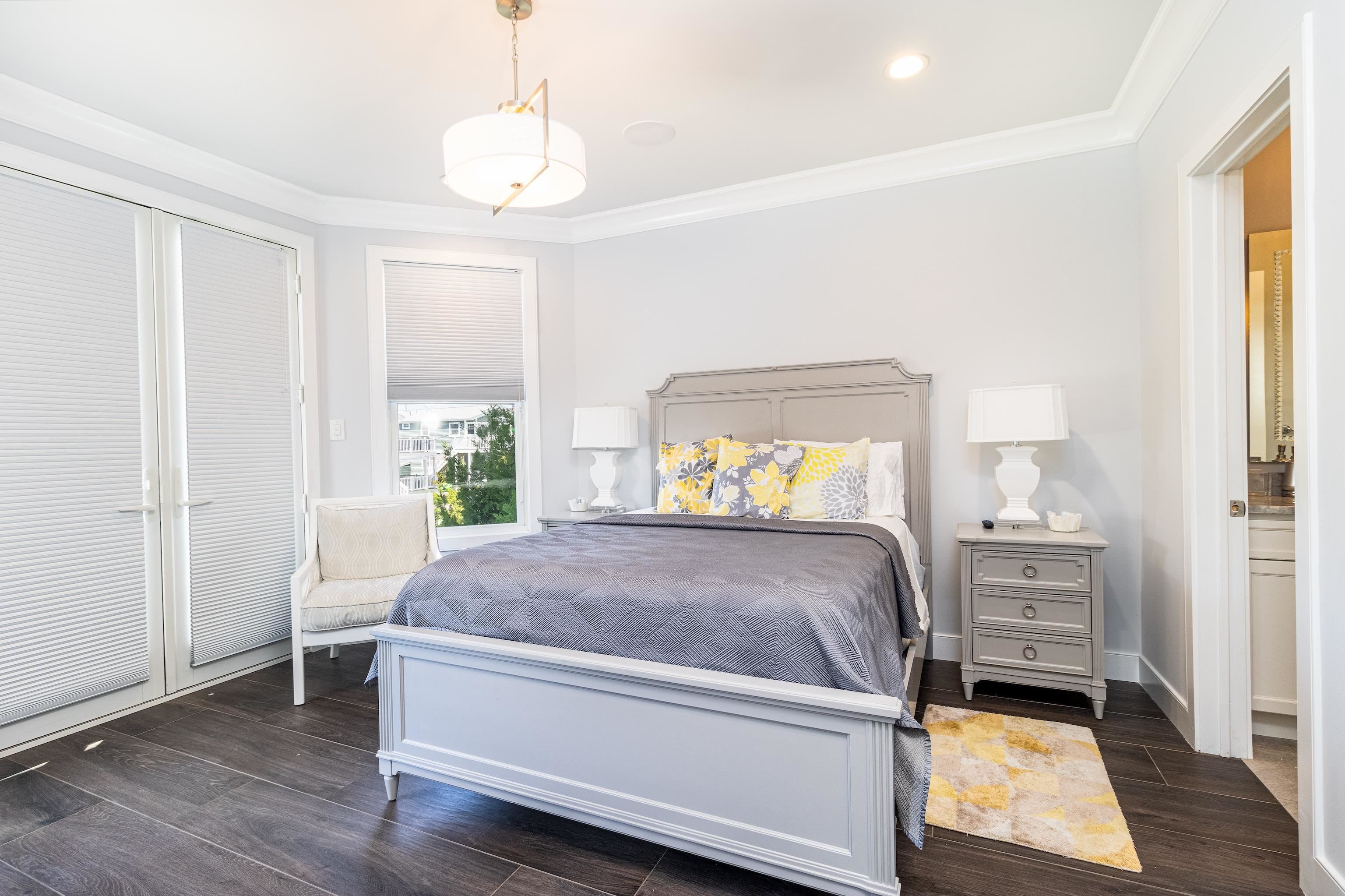 415 20th Avalon, NJ 08202 - Photo 9 of 50 a living room with a bed and a window