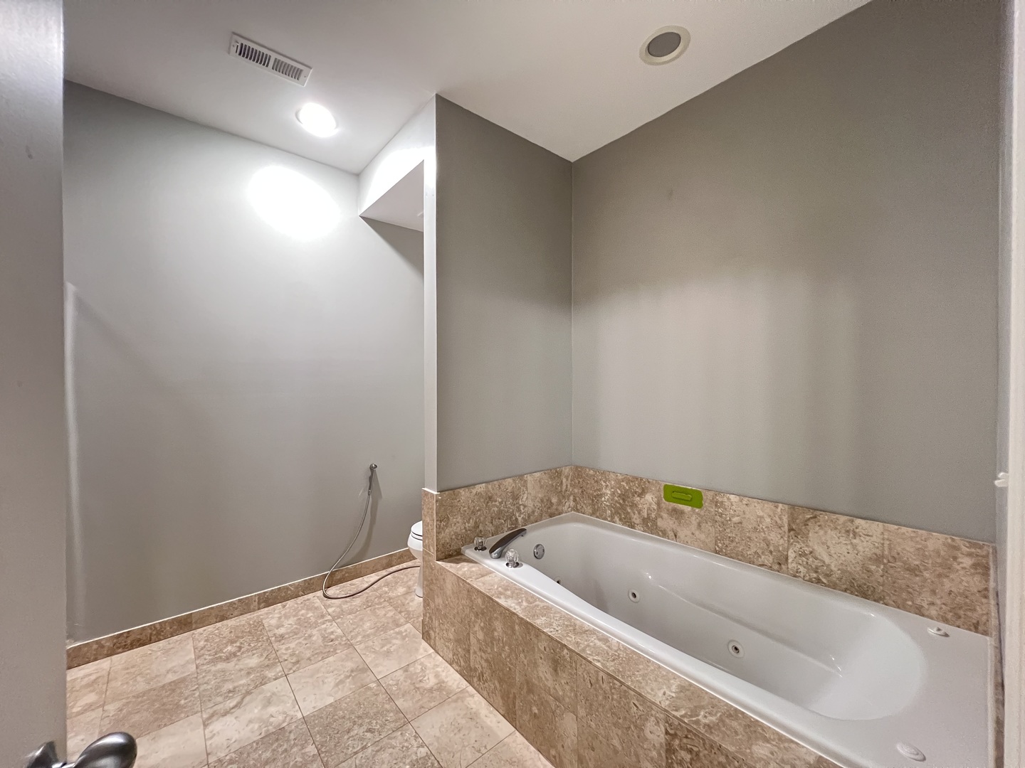 1911 South State Street, Unit 3 Chicago, IL 60616 - Photo 14 of 26 a bathroom with a bathtub and a window