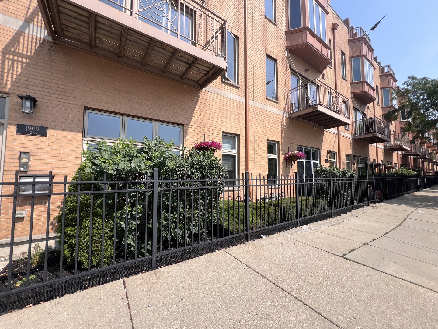 1911 South State Street, Unit 3 Chicago, IL 60616 - Photo 3 of 26 a view of a brick building that has lots of flower on it