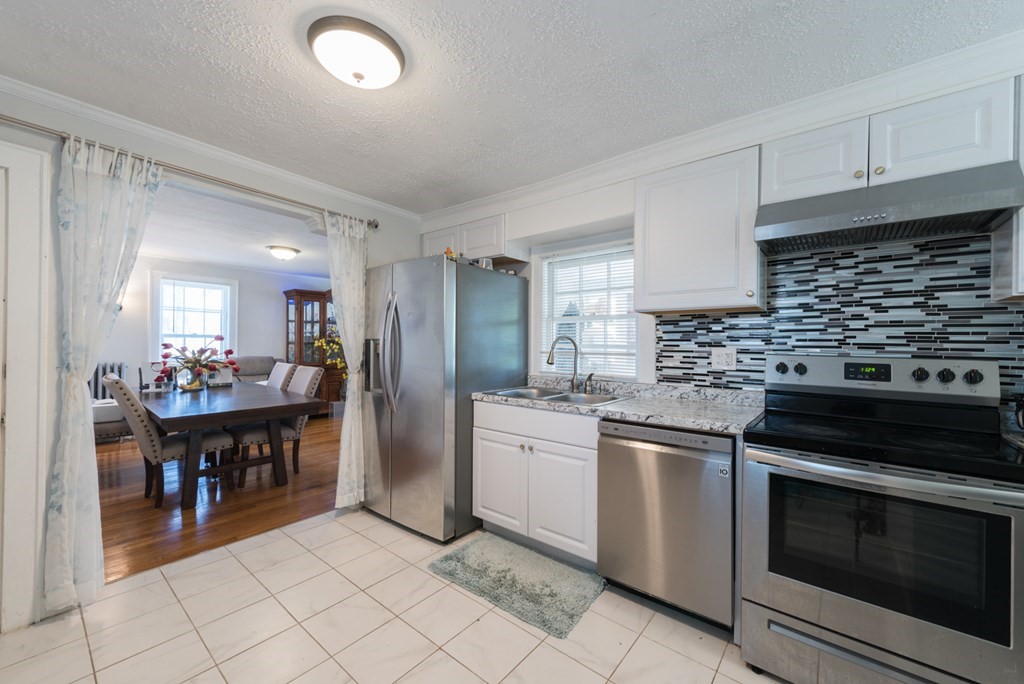 328 Oakland Street Springfield, MA 01108 - Photo 1 of 7 Gallery Image 1