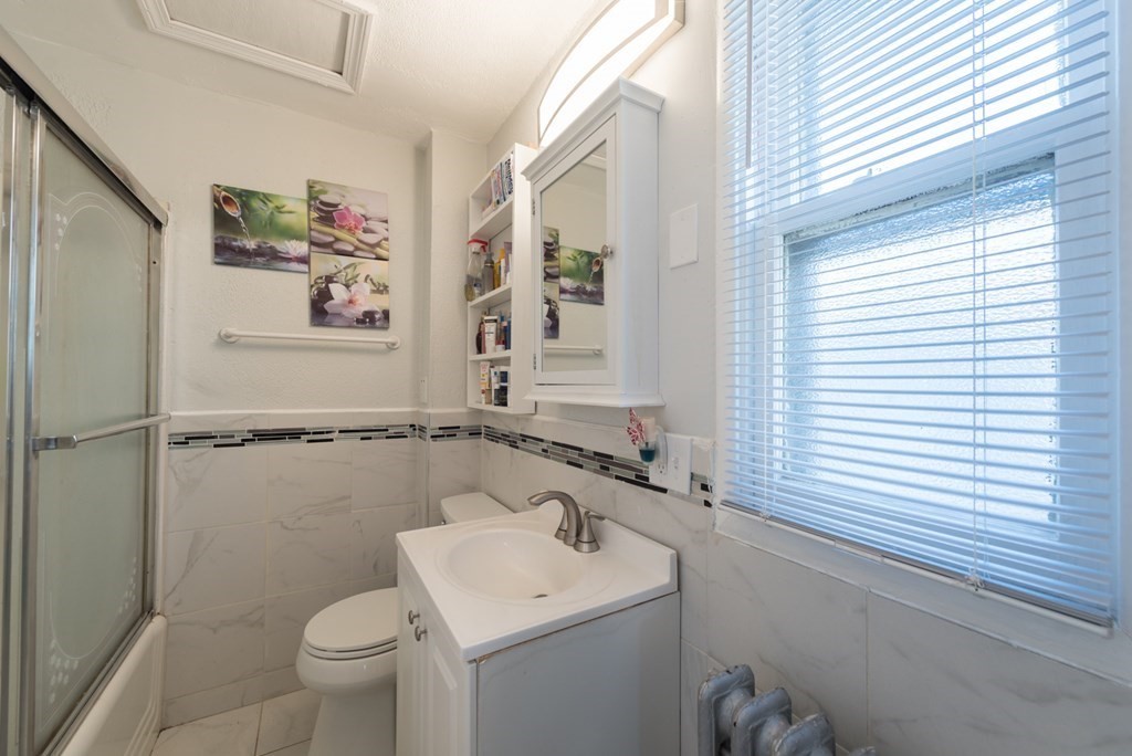 328 Oakland Street Springfield, MA 01108 - Photo 3 of 7 Gallery Image 3