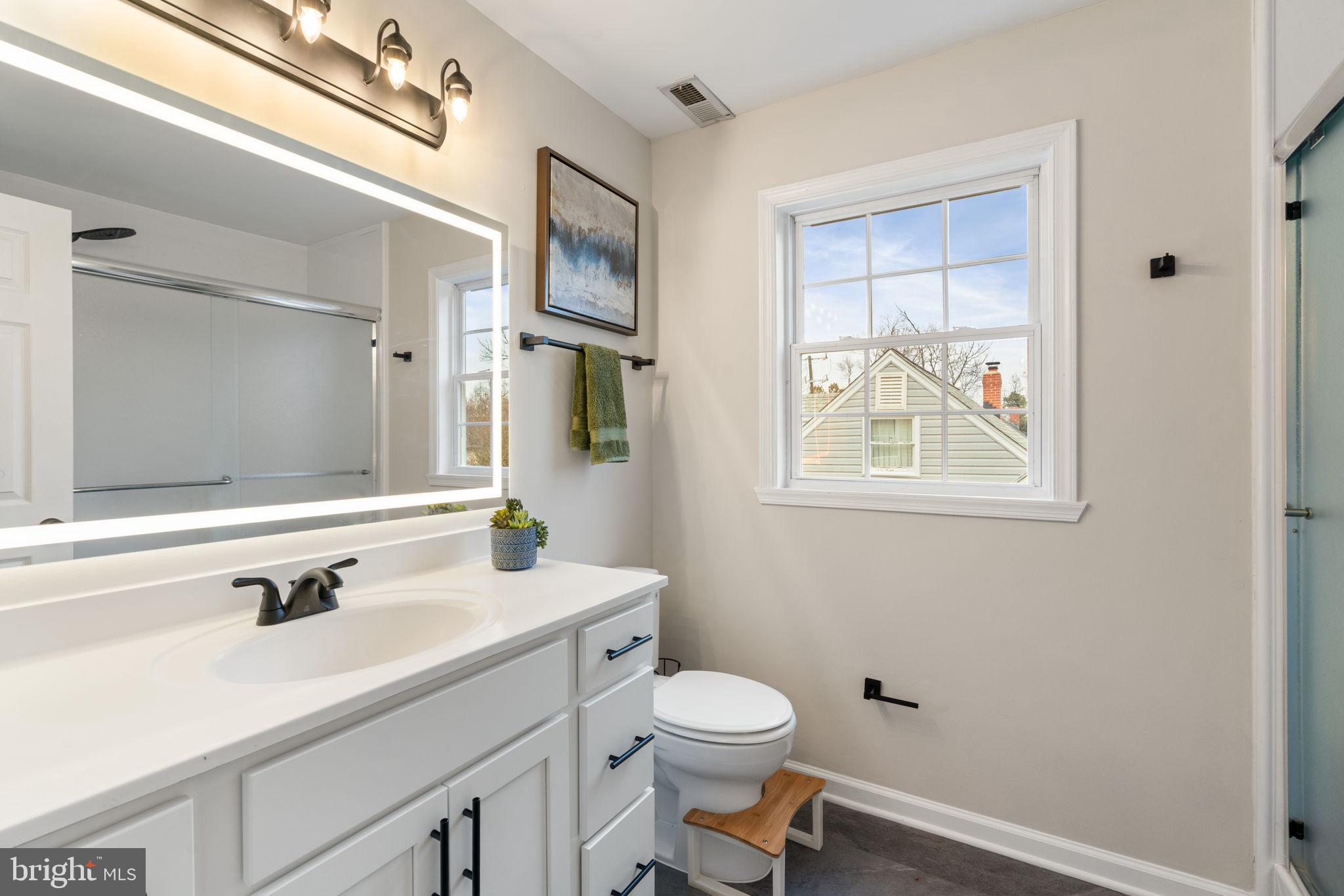 4009 Roberts Road Fairfax, VA 22032 - Photo 35 of 60 Upper level hall bathroom
