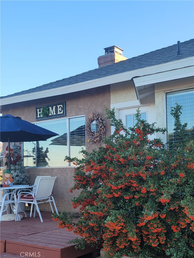 8934 Japatul Road Apple Valley, CA 92308 - Photo 4 of 16 a view of a chairs and table in patio