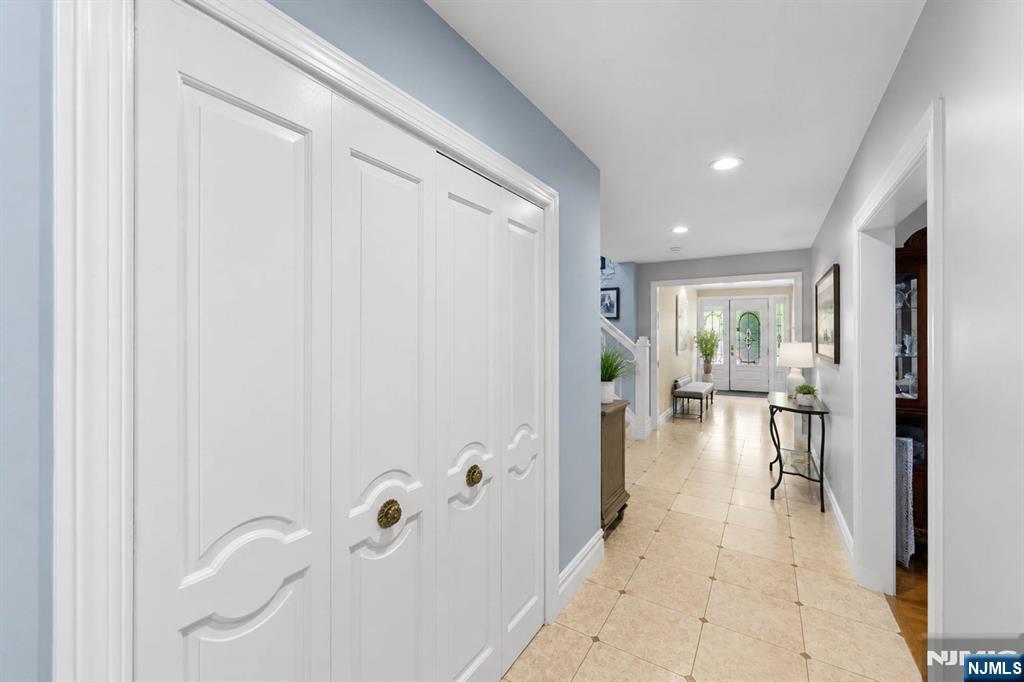 290 Dunkerhook Road Paramus, NJ 07652 - Photo 19 of 50
