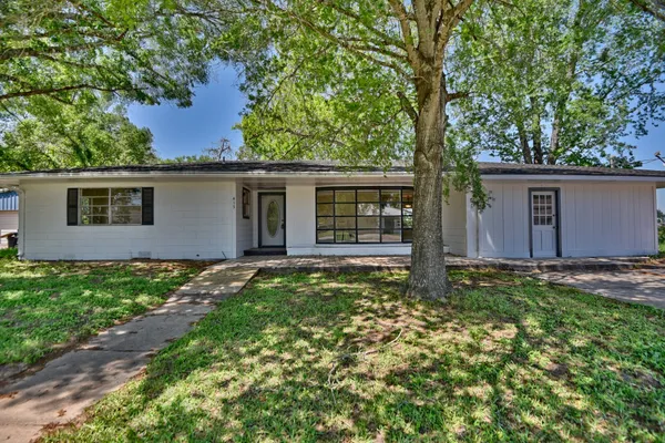 $2,395 | 415 Silliman Street, Sealy, TX 77474
