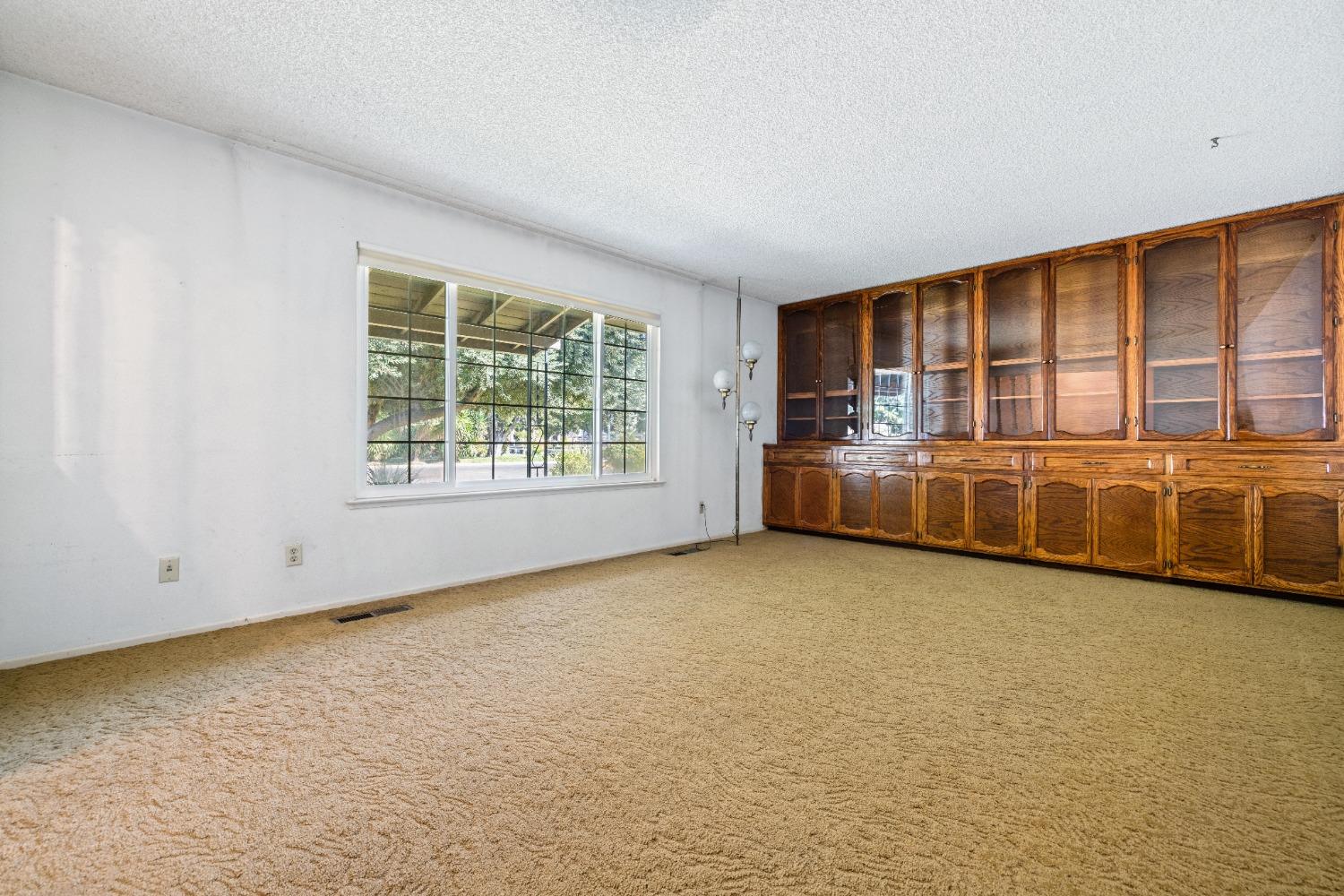 100 Hilton Street Madera, CA 93637 - Photo 7 of 30 an empty room with windows