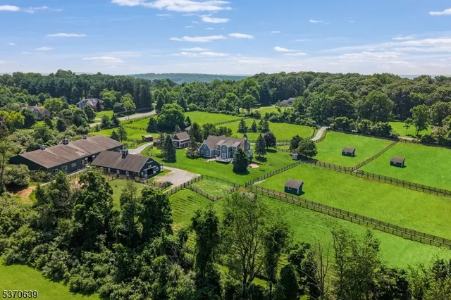 a view of entryway and outdoor space