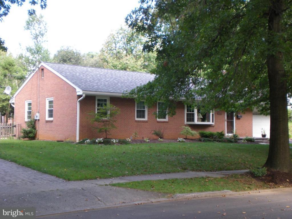 1629 Robin Road Lebanon, PA 17042 - Photo 2 of 10 Gallery Image 2