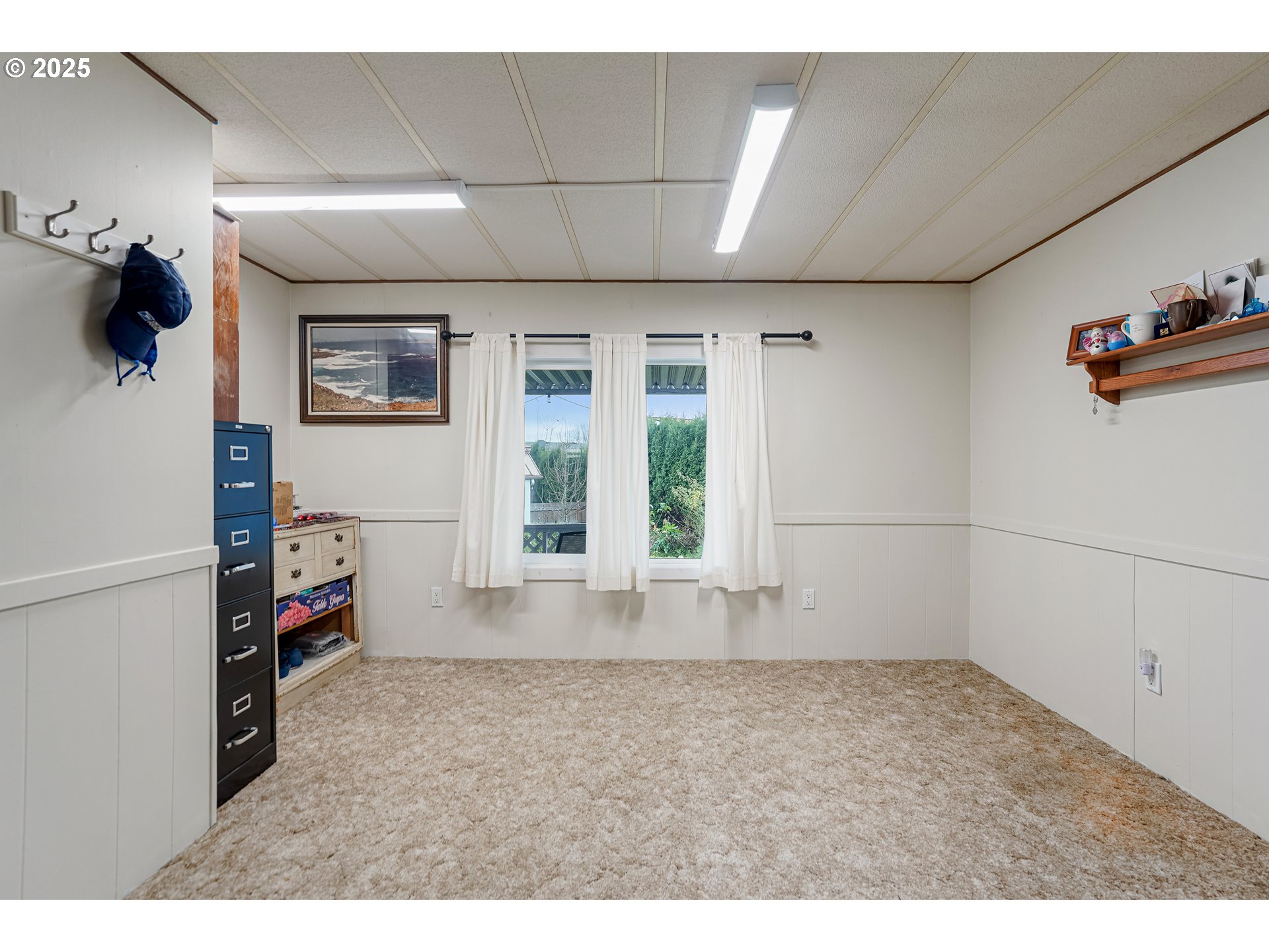 5422 Portland Road Northeast, Unit 56 Salem, OR 97305 - Photo 19 of 38 an empty room with windows and cabinet