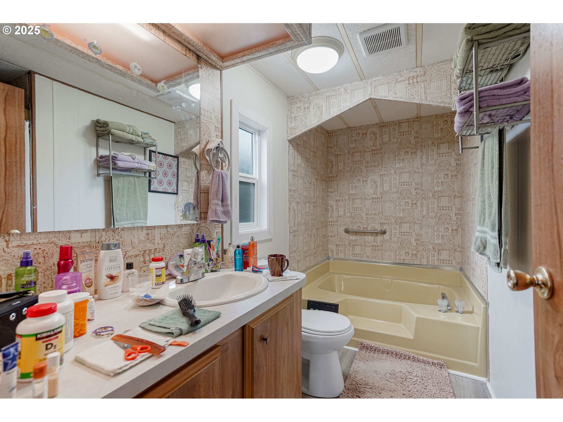 5422 Portland Road Northeast, Unit 56 Salem, OR 97305 - Photo 26 of 38 a bathroom with a sink mirror toilet and bathtub