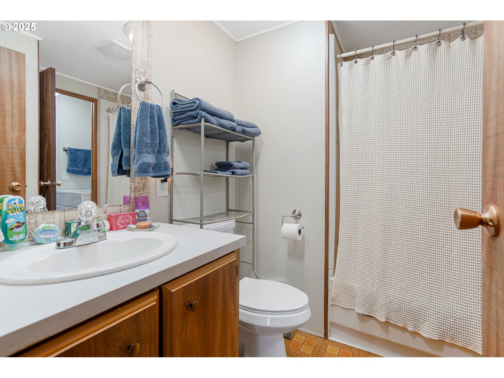 5422 Portland Road Northeast, Unit 56 Salem, OR 97305 - Photo 29 of 38 a bathroom with a sink a toilet and shower