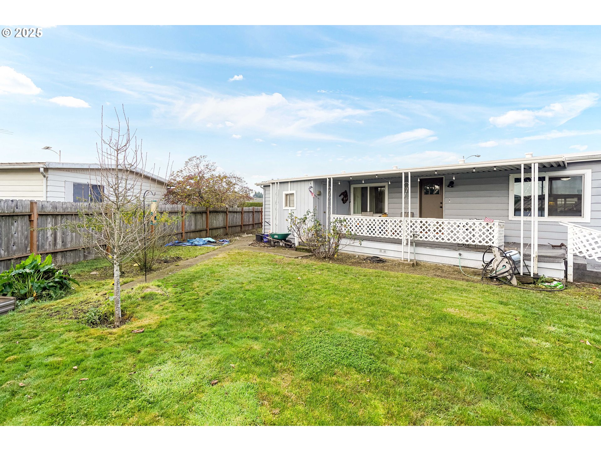 5422 Portland Road Northeast, Unit 56 Salem, OR 97305 - Photo 33 of 38 a backyard of a house with table and chairs