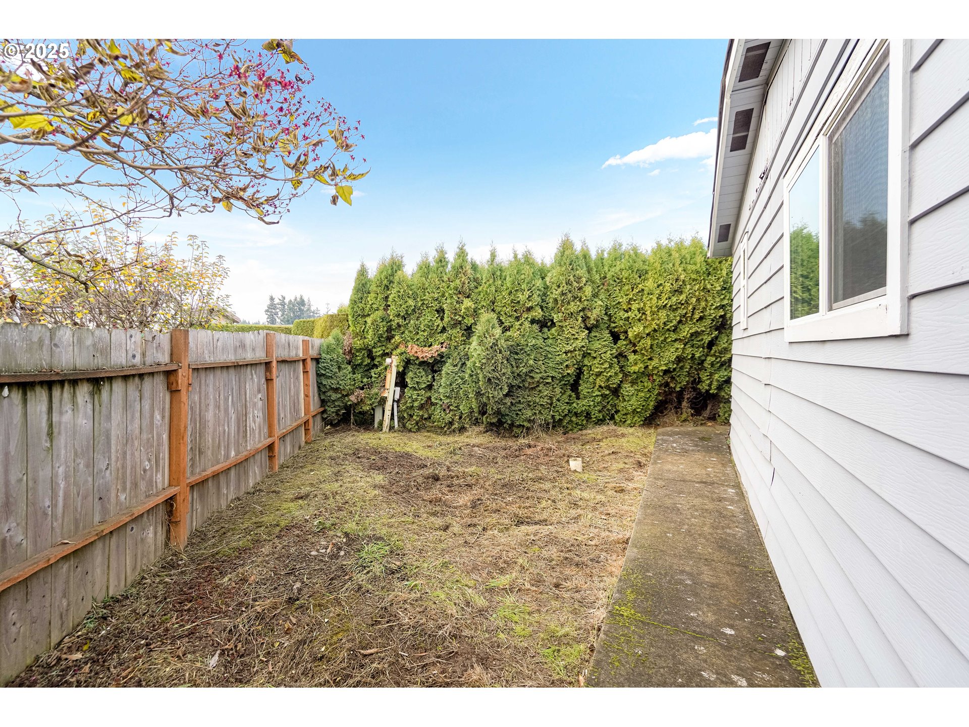 5422 Portland Road Northeast, Unit 56 Salem, OR 97305 - Photo 36 of 38 a view of a backyard of the house