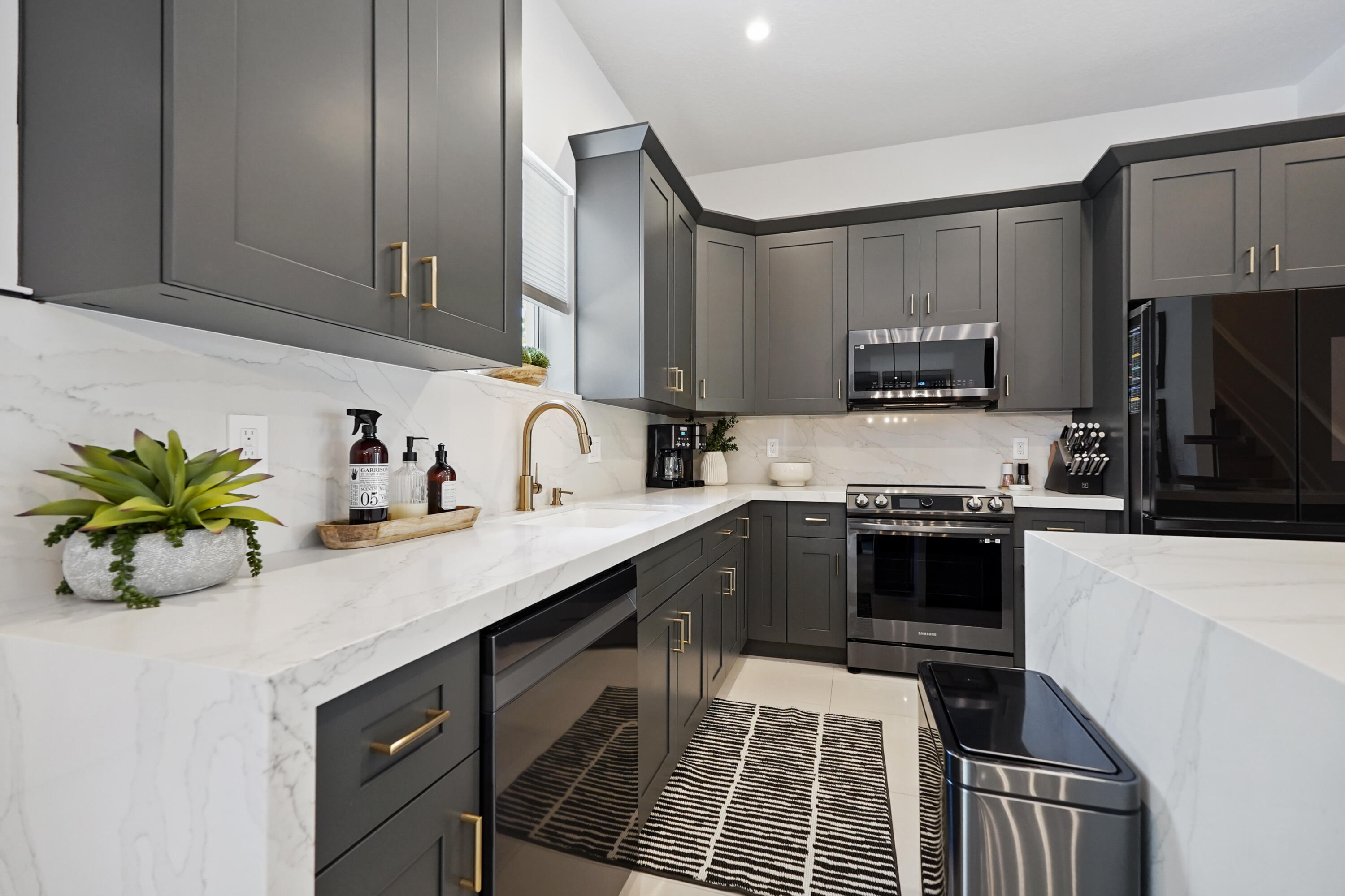 3914 La Rambla Lake Worth, FL 33467 - Photo 11 of 43 11 Kitchen 04