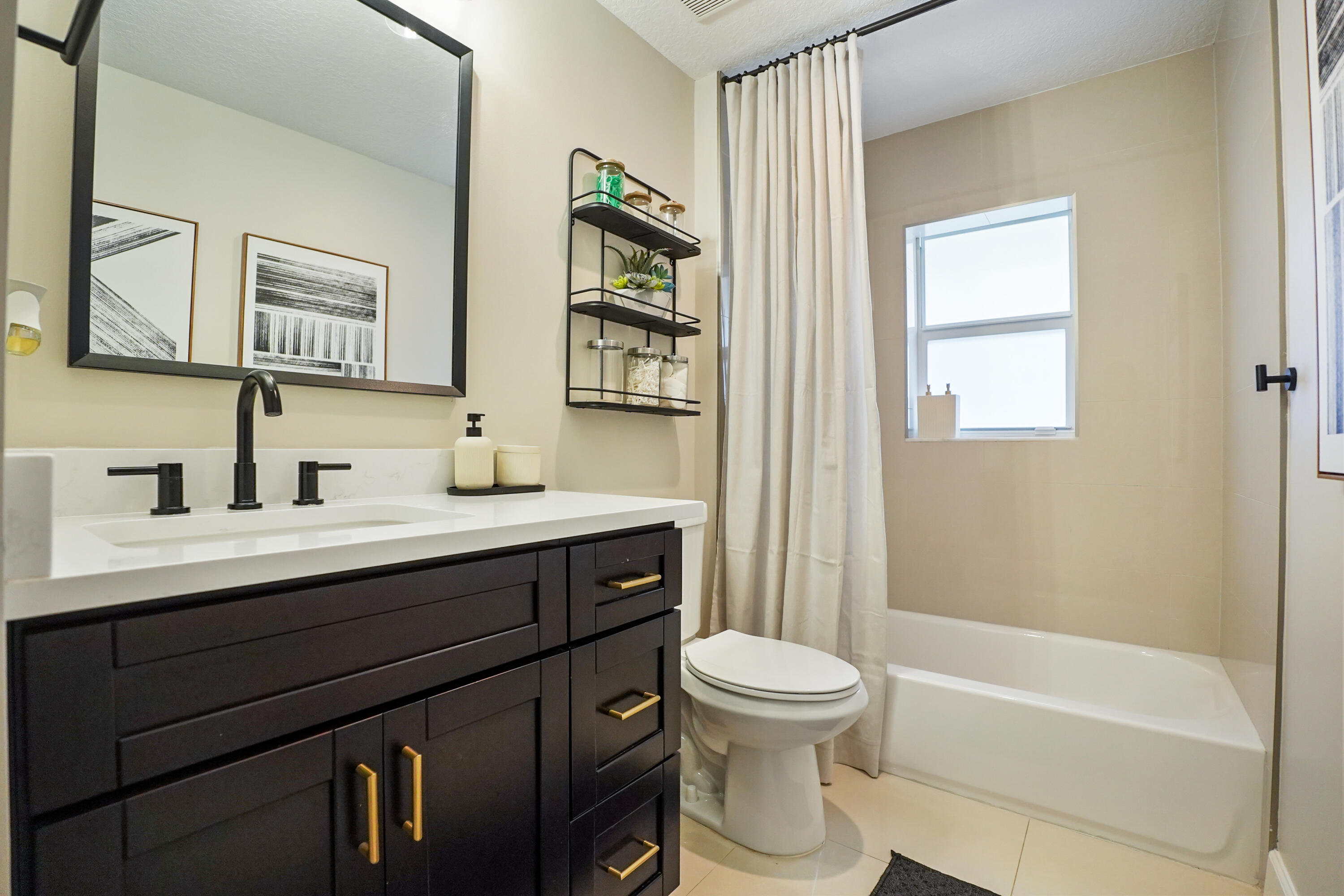 3914 La Rambla Lake Worth, FL 33467 - Photo 29 of 43 33 Bathroom 01