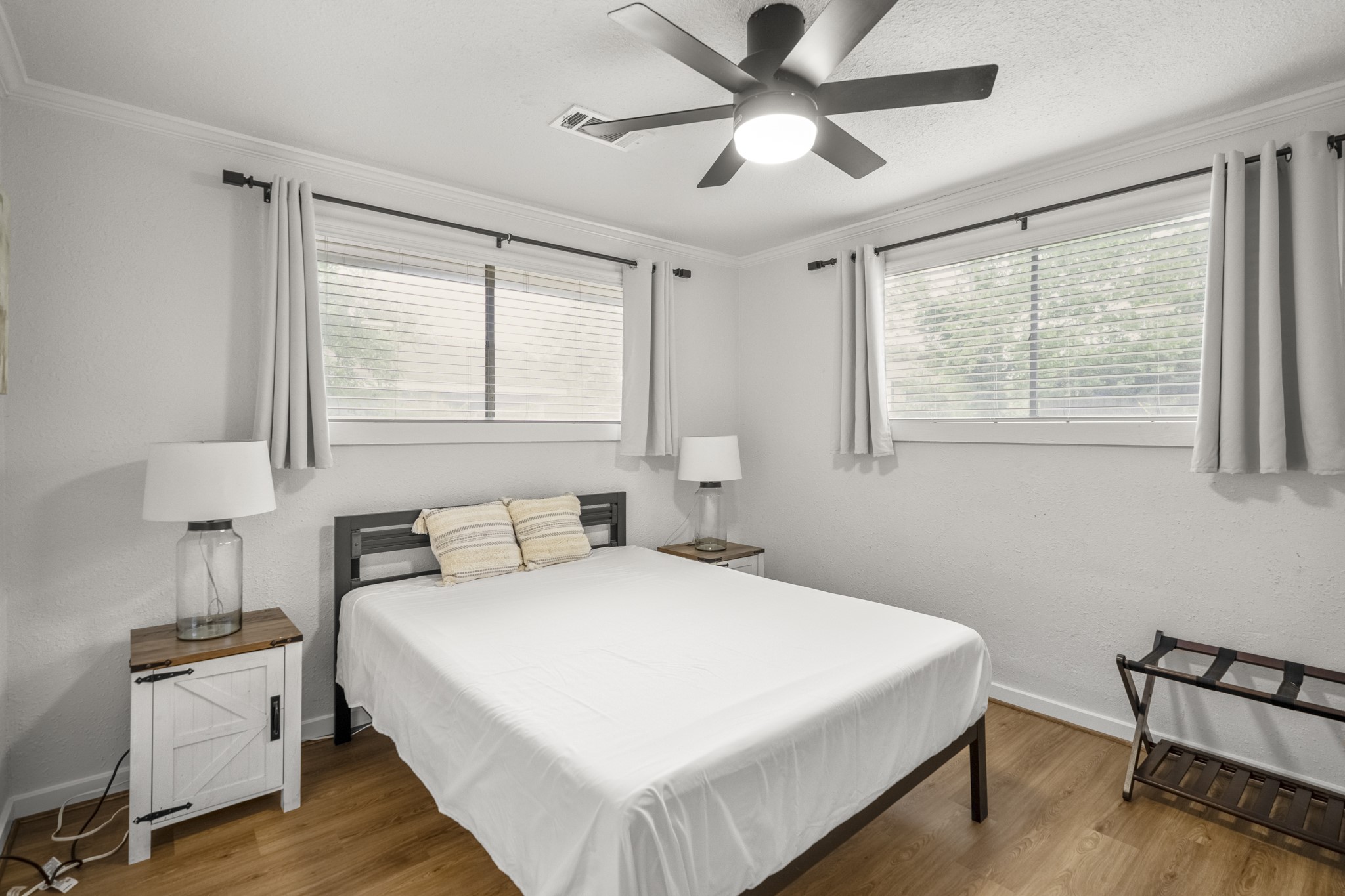206 Murray Street Conroe, TX 77301 - Photo 14 of 38 a bedroom with a bed and a desk