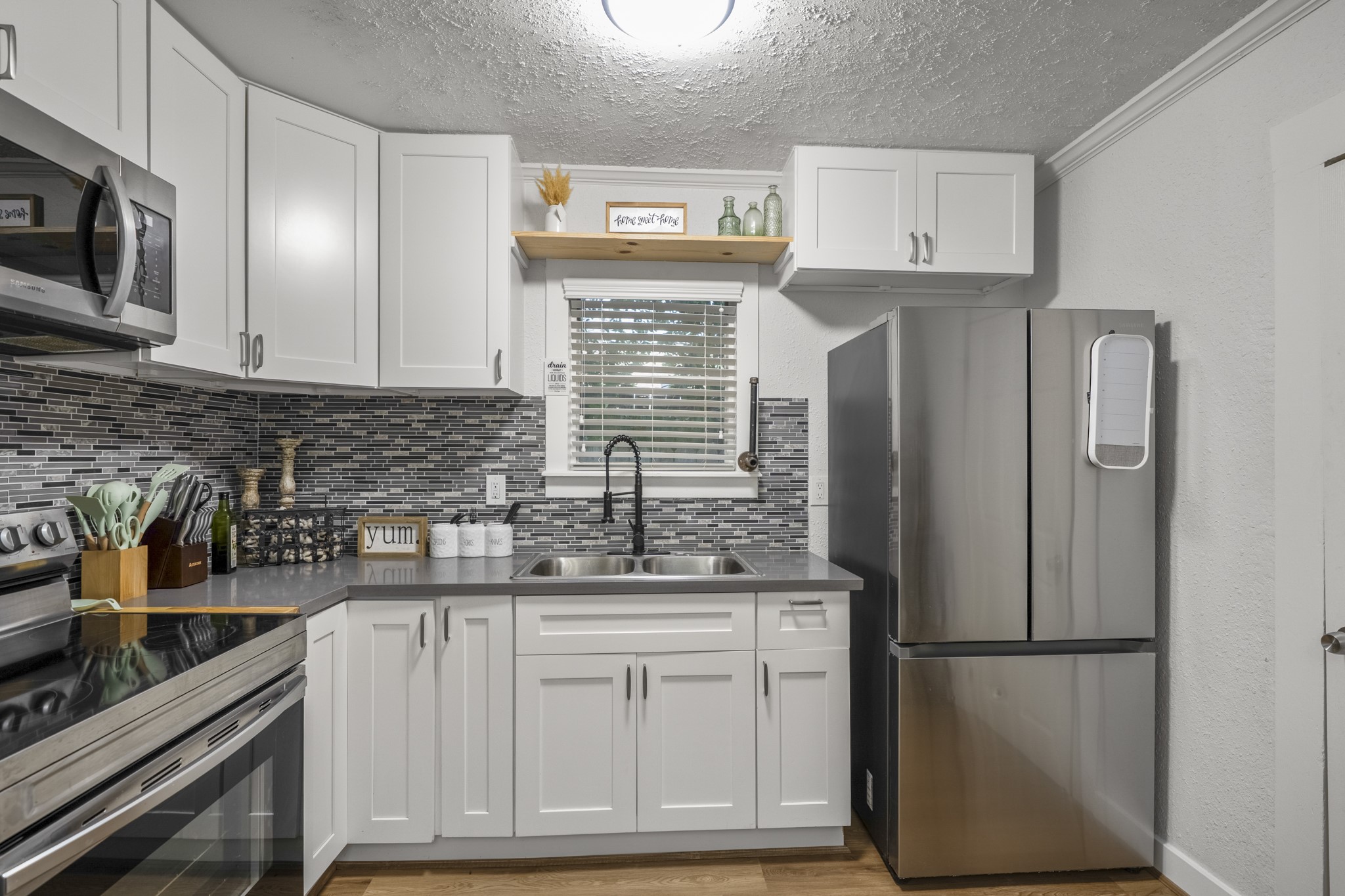 206 Murray Street Conroe, TX 77301 - Photo 29 of 38 a kitchen with stainless steel appliances a refrigerator sink and microwave