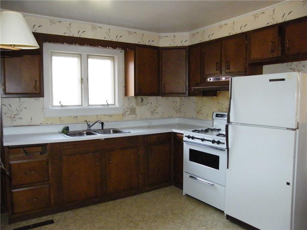 18 Fir Hollow Road Pemaquid, ME 04558 - Photo 4 of 15 Kitchen with gas stove